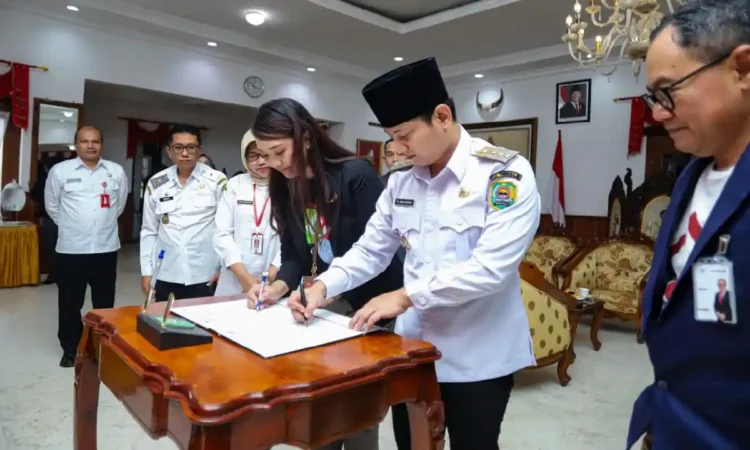 Wujudkan Trenggalek Kota Atraktif, Bank Jatim Serahkan CSR Floor Projector Highlight