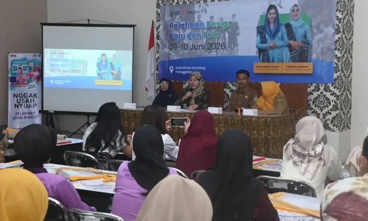 Cetak Desainer Muda Trenggalek, Konveksi dan Siswa Tata Busana Dilatih Desain Fashion Kekinian