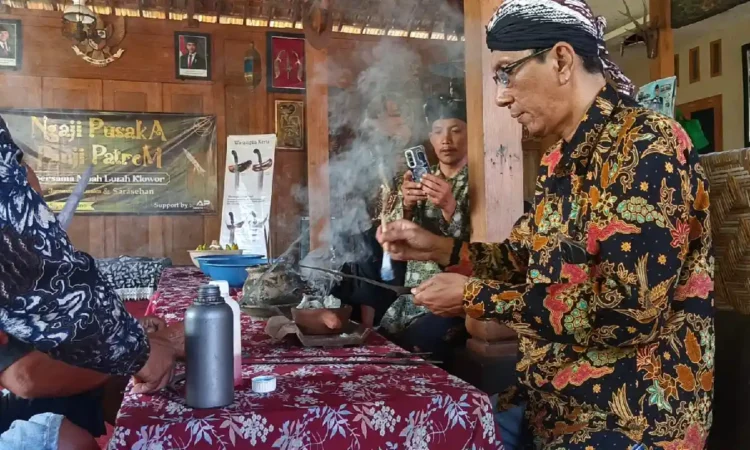 Jamasan 15 Keris Lurah Bersama Panji Patrem Trenggalek Rawat Filosofi Warisan Leluhur
