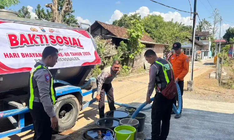 Polres Trenggalek Salurkan 8.000 Liter Bantuan Air Bersih Saat Kemarau Mulai Berdampak