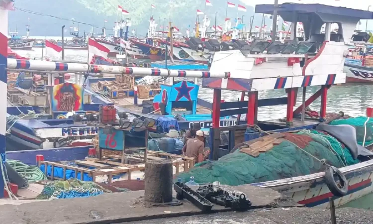 Gelombang Laut Capai 2,5 Meter, Nelayan di Trenggalek Pilih Libur Meski Awal Musim Ikan