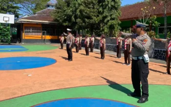 Polisi Bekali Pengurus OSIS SMPN 2 Trenggalek Materi Kepemimpinan dan Tertib Lalu Lintas