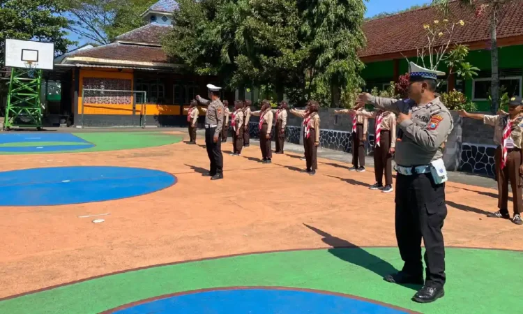 Polisi Bekali Pengurus OSIS SMPN 2 Trenggalek Materi Kepemimpinan dan Tertib Lalu Lintas