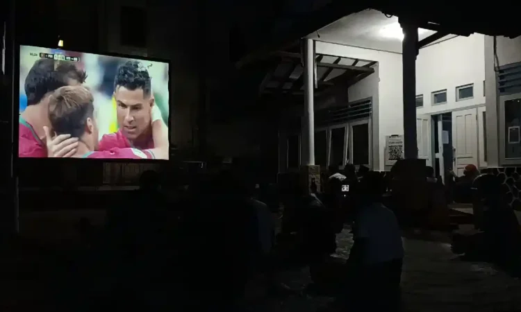 Warga Trenggalek Rasakan Euforia Nobar Piala Dunia di Halaman Kantor Dispora