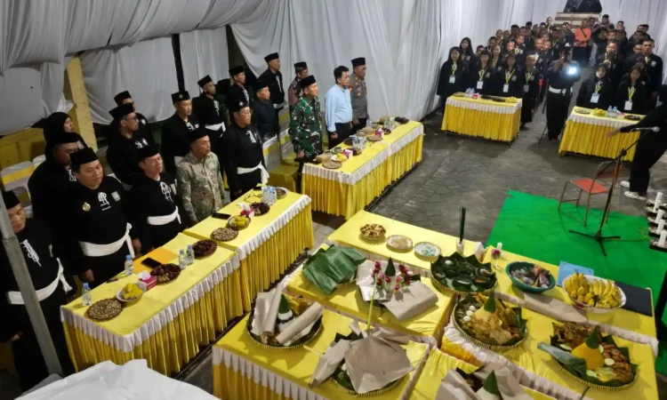 PSHT Trenggalek Sahkan 61 Warga Baru, Awali Prosesi dengan Santuni Anak Yatim