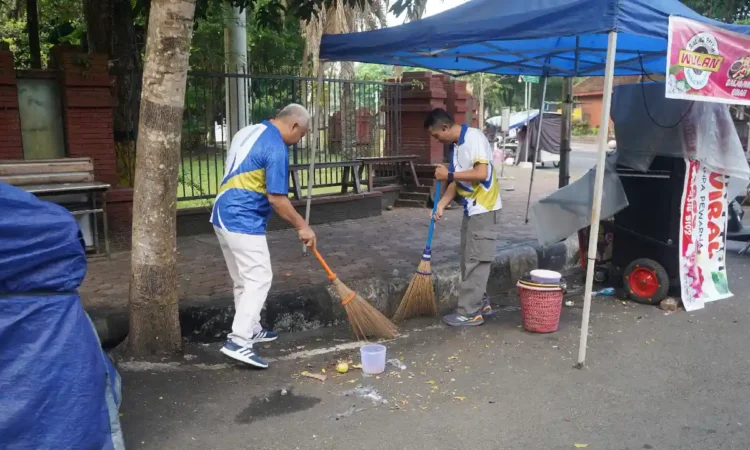 ASN Setda Trenggalek Kerja Bakti Sambut Hari Lingkungan Hidup Sedunia, Sampah PKL Sekitar Pendopo Jadi Sorotan