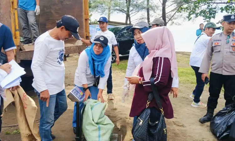 Program Trenggalek Asri Diluncurkan Bersamaan Rangkaian Bersih Pantai Cengkrong