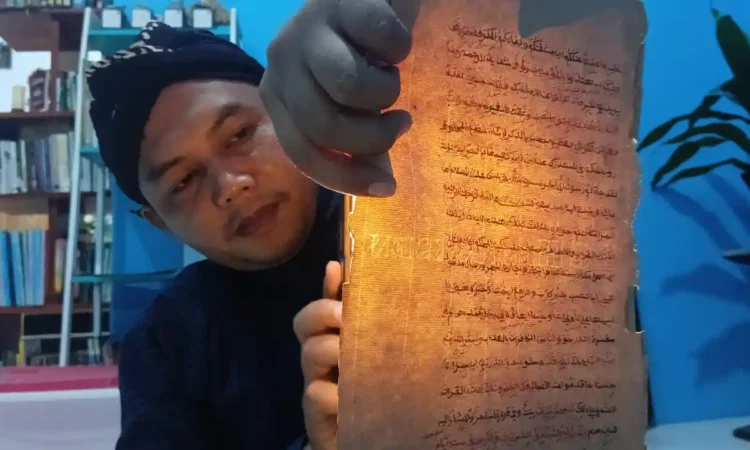 Manuskrip Kuno Milik Guru SMKN 1 Pogalan Jadi Satu-satunya dari Trenggalek yang Terdaftar di Perpusnas