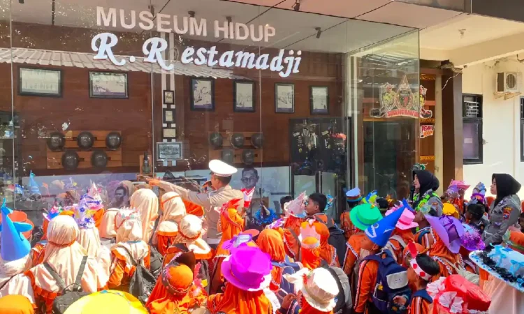 Polsanak Polres Trenggalek Ajak Siswa MI Sugihan Belajar Sejarah Kepolisian di Museum R. Roestamadji