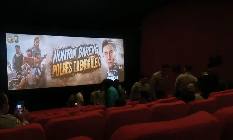 Nobar Film Tanah Runtuh, Polres Trenggalek Ajak Masyarakat Rawat Persatuan dan Kamtibmas