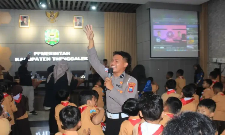 Edukasi Tertib Lalu Lintas di Trenggalek Mulai Gunakan AI, Siswa SD Sambut Antusias