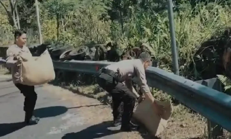 Rawan Kecelakaan, Bantalan Sekam dan Ban Bekas Dipasang di Tikungan Rengkek-rengkek Munjungan Trenggalek