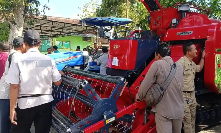 Pemkab Trenggalek Salurkan 14 Alsintan untuk Petani, Dukung Swasembada Pangan