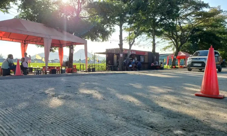 Satpol PP Trenggalek Tegur Warung Kopi Caplok Bahu Jalan di Jl Brigjen Soetran