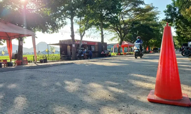 Pengguna Jalan di Trenggalek Was-was, Warung di Jalan Brigjen Soetran Gerogoti Bahu Jalan