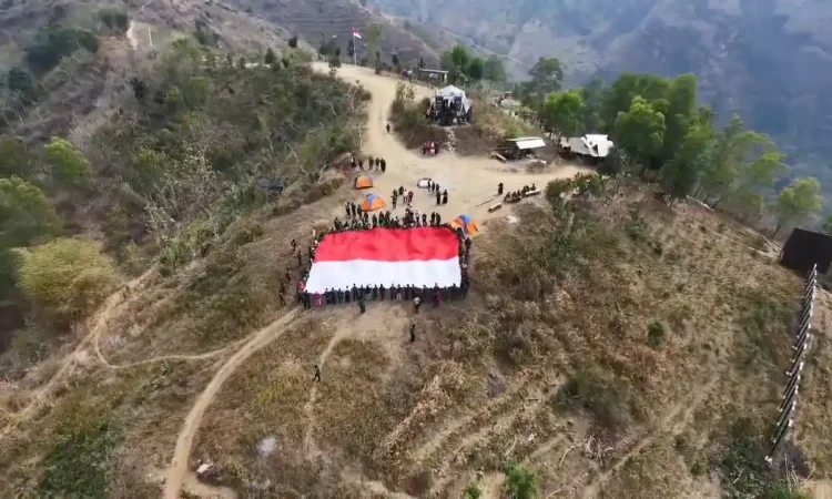 GP Ansor Trenggalek Gelar Upacara HUT ke-81 RI di Bukit Tunggangan, Bentangkan Bendera Raksasa