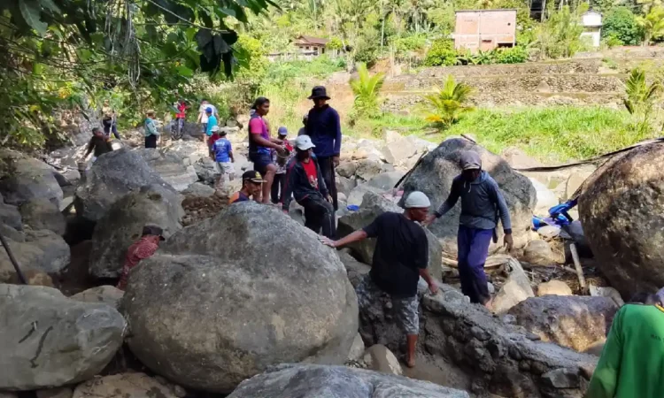 Tak Kunjung Diperbaiki Pemerintah, Petani di Craken Trenggalek Swadaya Perbaiki Cek Dam Irigasi