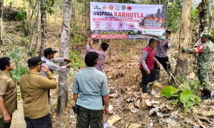Cegah Karhutla, Polisi dan Perhutani Patroli Kawasan Hutan di Karangan Trenggalek