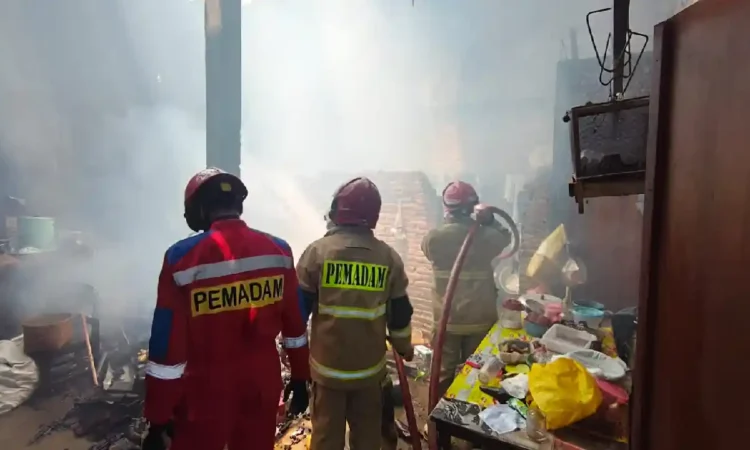 Dapur Warga Trenggalek Terbakar Saat Ditinggal ke Surabaya, Damkar Berhasil Selamatkan Aset Rp 300 Juta