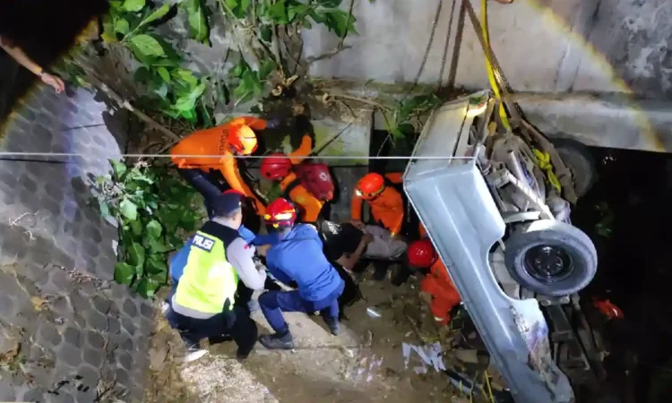 Angkut Rak Minimarket, Pikap di Trenggalek Terjun ke Sungai Sedalam 7 Meter