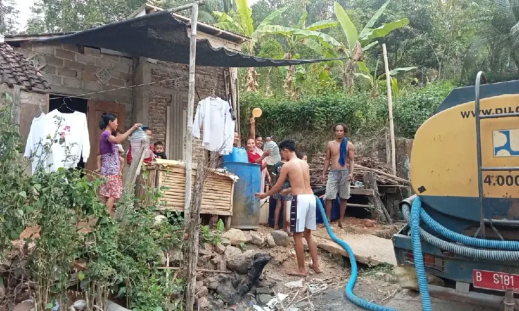 15 Desa di Trenggalek Dilanda Kekeringan, BPBD Salurkan 16 Ribu Liter Air Bersih untuk 900 Warga