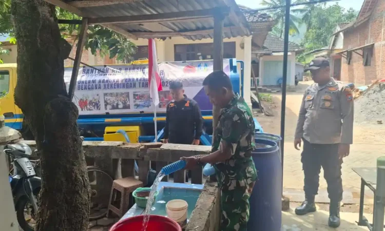 Gubernur Jatim Salurkan 20 Ribu Liter Air Bersih untuk Warga Terdampak Kekeringan di Panggul Trenggalek