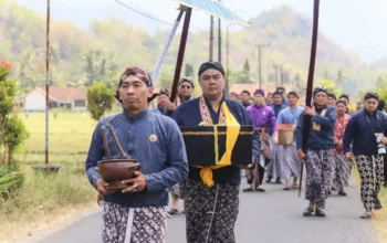 Jelang Hari Jadi ke-832 Trenggalek, Pusaka Kabupaten Dikirab ke Balai Desa Kamulan