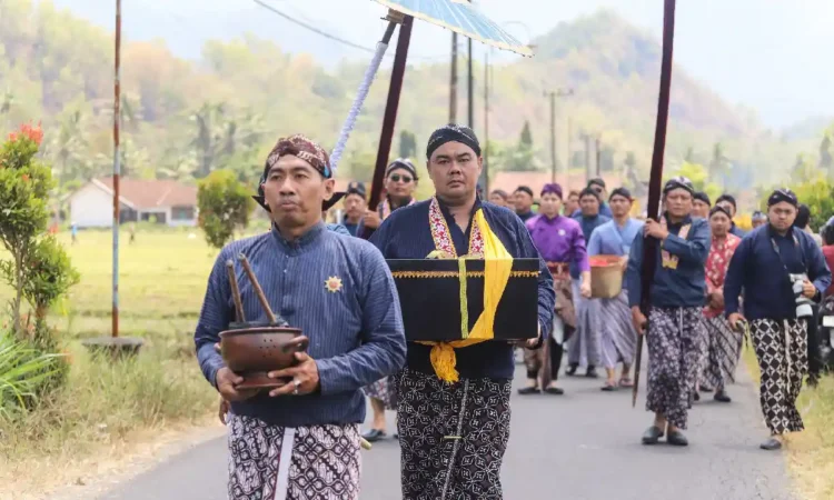 Jelang Hari Jadi ke-832 Trenggalek, Pusaka Kabupaten Dikirab ke Balai Desa Kamulan