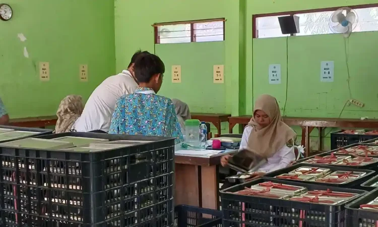 Ratusan Siswa dan Guru SMPN 1 Trenggalek Diduga Keracunan Usai Santap MBG