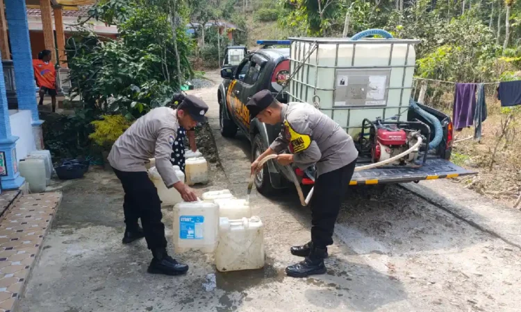 Patroli Gentong Polres Trenggalek Salurkan 1.100 Liter Air Bersih untuk Warga Terdampak Kekeringan