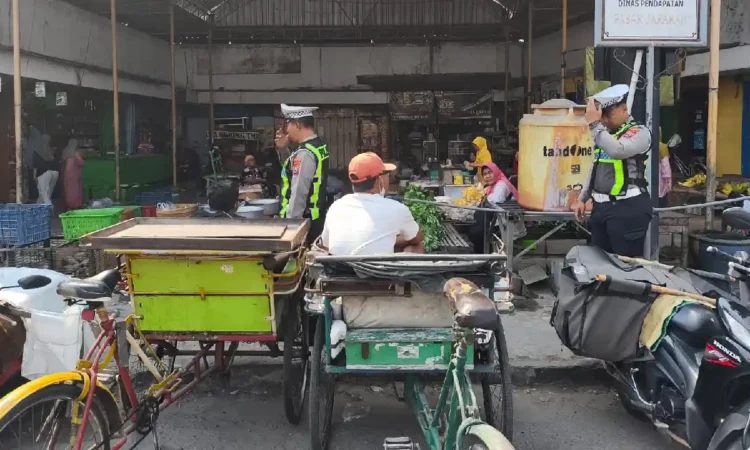 Polres Trenggalek Beri Imbauan Pedagang Pasar Tumpah Jarakan Peduli Keamanan dan Kelancaran Lalu Lintas