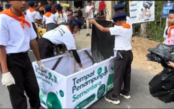 Menginspirasi! Cara SDN 2 Puyung Trenggalek, Beraksi Sapu Bersih Sampah Saat Pawai Budaya