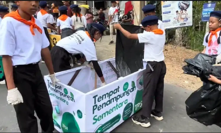 Menginspirasi! Cara SDN 2 Puyung Trenggalek, Beraksi Sapu Bersih Sampah Saat Pawai Budaya