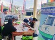 Sambil Bawa Tas Kenduri, Lansia di Trenggalek Ini Terbantu Adanya Layanan BPJS Keliling