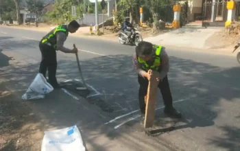 Polantas Trenggalek Siapkan Aspal Instan di Setiap Mobil Patroli untuk Perbaiki Jalan Rusak