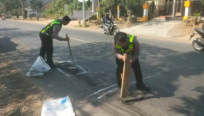 Polantas Trenggalek Siapkan Aspal Instan di Setiap Mobil Patroli untuk Perbaiki Jalan Rusak