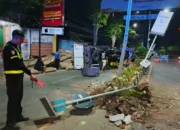 Sopir Diduga Ngantuk, Truk Bawa 13,8 Kubik Kayu Sengon Alami Laka Tunggal di Trenggalek
