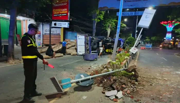 Sopir Diduga Ngantuk, Truk Bawa 13,8 Kubik Kayu Sengon Alami Laka Tunggal di Trenggalek