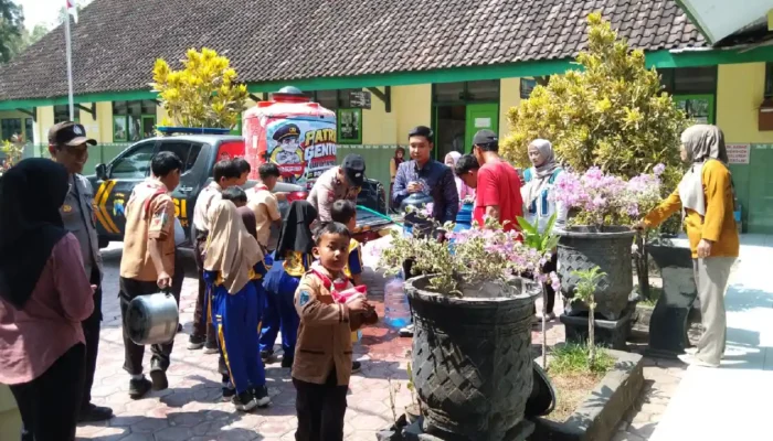​Patroli Gentong Polsek Suruh Trenggalek Pasok Air Bersih ke Sekolah dan Tempat Ibadah