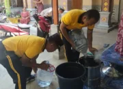 Polsek Bendungan Trenggalek, ‘Patroli Kendil’ Antar Air Bersih Sampai Depan Pintu Rumah Warga
