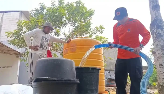 Dampak Kemarau 60 KK di Desa Sambirejo Kesulitan Air Bersih, BPBD Salurkan 6.000 Liter