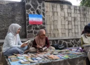 Dua Alumni Unesa di Trenggalek Buka Lapak MBG di Alun-Alun, Membaca Buku Gratis Setiap Minggu Sore