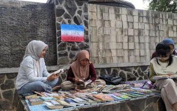 Dua Alumni Unesa di Trenggalek Buka Lapak MBG di Alun-Alun, Membaca Buku Gratis Setiap Minggu Sore