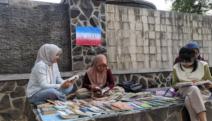 Dua Alumni Unesa di Trenggalek Buka Lapak MBG di Alun-Alun, Membaca Buku Gratis Setiap Minggu Sore