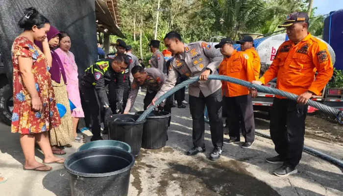 Kekeringan Melanda Trenggalek, Polres Salurkan 5.200 Liter Air Bersih Lewat Patroli Gentong