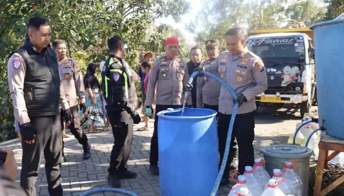 ​Atasi Dampak El Nino, Kapolres Trenggalek Motoran Salurkan Air Bersih via Patroli Gentong
