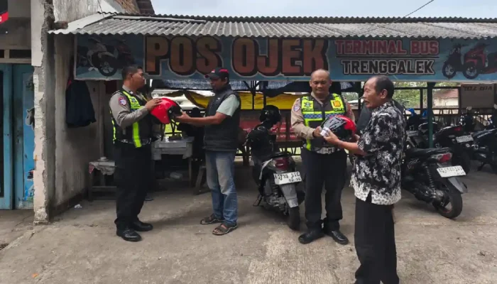 Satlantas Polres Trenggalek Bagikan 10 Helm SNI Gratis untuk Tukang Ojek