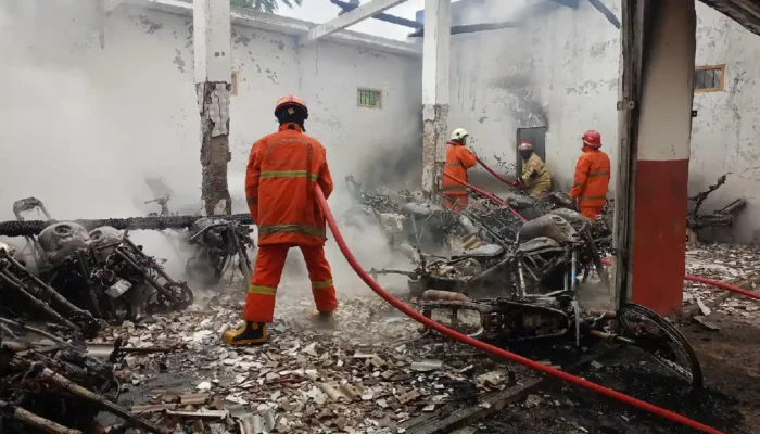 Ditaksir Rugi Rp 700 Juta, Kebakaran Showroom Arik Motor Trenggalek Diduga Akibat Korsleting