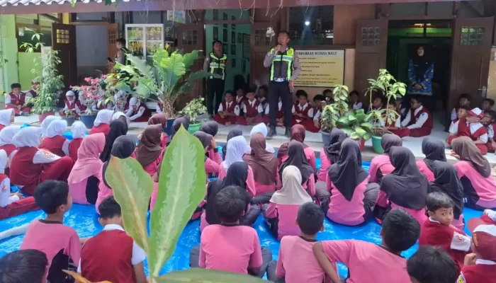 Edukasi Tertib Lalu Lintas, Satlantas Polres Trenggalek Ngobrol Santai Bareng Siswa SD