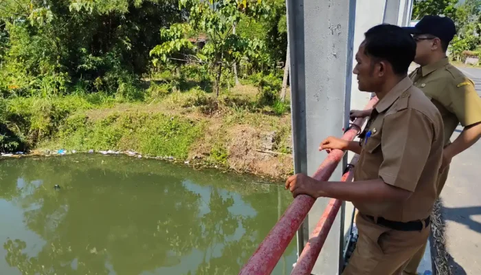 ​Air Sungai Ngemplak Watulimo Berubah Warna, DLH Trenggalek Masih Telusuri Penyebabnya